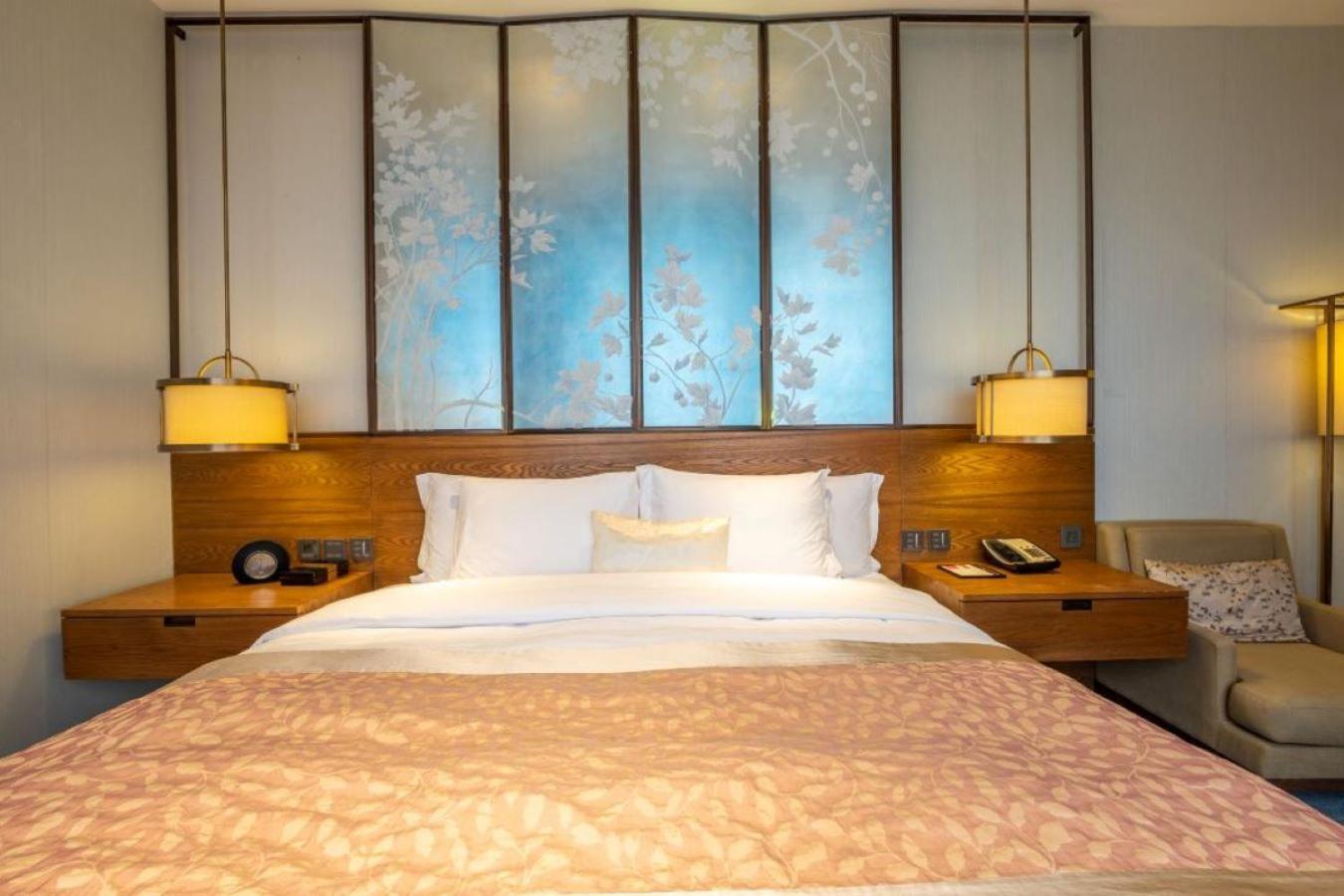 Отель Hualuxe Twelve At Hengshan 5*